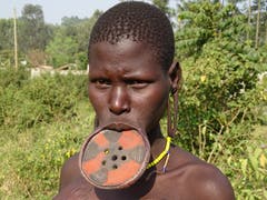 Eine Frau der Mursi im südlichen Äthiopien. Die Lippenteller haben einen Durchmesser von bis zu 12 cm. (Bild: Walter Odermatt)