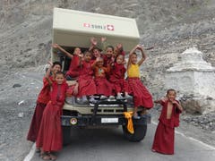Ladakh, Indien: An Nachwuchs von jungen Mönchen scheint es nicht zu mangeln. Diskit Gompa im Nubra Valley. (Bild: Walter Odermatt)