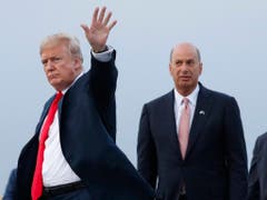 Der US-Botschafter bei der EU, Gordon Sondland (r), ist enttäuscht. Er wollte vor dem Kongress erscheinen. Doch die Regierung von US-Präsident Trump hat seine Aussage in der Ukraine-Affäre blockiert. (Bild: KEYSTONE/AP/PABLO MARTINEZ MONSIVAIS)