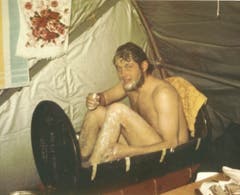 Statt im Polarmeer zu baden, bastelte Tony Stocklin sich eine Badewanne aus einem Ölfass. (Bild: Archiv Tony Stocklin)