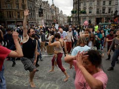 In London tanzten Aktivisten am Dienstag auf der Strasse beim Trafalgar Square, die sie gleichzeitig blockierten. (Bild: KEYSTONE/AP/MATT DUNHAM)