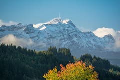 Herbsttag mit winterlichen Aussichten. (Bild: Hans-Jörg Nüesch)