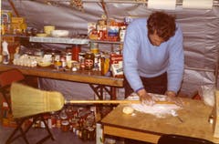 Improvisation: Stocklin wallt einen Teig mithilfe eines Besenstiels. (Bild: Archiv Tony Stocklin)