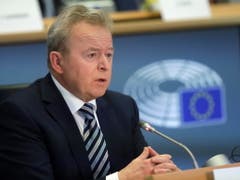 Der Pole Janusz Wojciechowski wird EU-Agrarkommissar. Nach seiner zweiten Anhörung sprachen sich alle Fraktionen im EU-Parlament für ihn aus. (Bild: KEYSTONE/EPA/OLIVIER HOSLET)