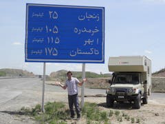 Zum Glück gibt es im Iran Schilder zur Orientierung. (Bild: Walter Odermatt)