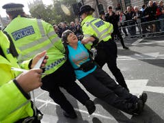 Die Polizei nahm in London innert zwei Tagen mehr als 470 Demonstranten der Bewegung Extinction Rebellion fest. (Bild: KEYSTONE/AP/KIRSTY WIGGLESWORTH)