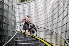 Rauf oder runter zu der Einstellhalle geht es via diese gelbe Rollspur. (Bild: Nadia Schärli, 1. Juli 2019)