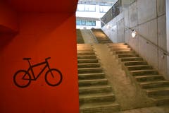 Auf der Uni-Seite kann mit dem Velo die Einfahrt herunter gefahren werden. (Bild: Janick Wetterwald, 8. Oktober 2019)