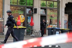 Polizisten vor einem Döner-Laden. (Sebastian Willnow/dpa)