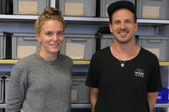 Jasmin Budmiger (links) und Samuel Friedrich, die beiden Kursleiter im Tüftelcamp Alpnach. (Bild: David von Moos, Alpnach Dorf, 9. Oktober 2019)