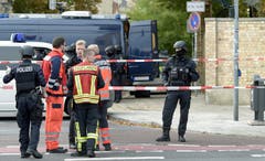 Polizei und Hilfskräfte vor dem jüdischen Friedhof in Halle. (AP Photo Jens Meyer)