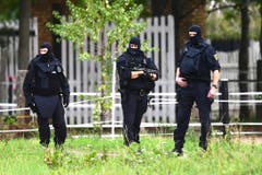 Auch in Wiedersdorf stehen die Polizisten bereit. EPA/CLEMENS BILAN