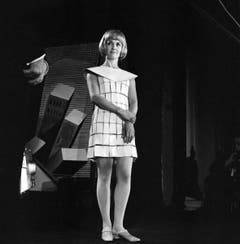 1967 -Liselotte Pulver erhält den «Goldenen Bildschirm», eine Auszeichnung der Zeitschrift «TV Sehen und Hören». (Bild: Keystone / Str)
