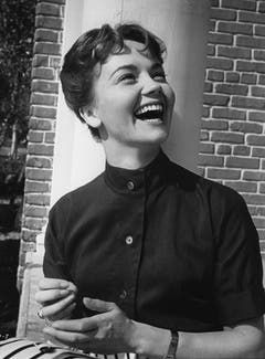 1958 - Liselotte Pulver posiert in Hollywood vor einer Mauer. (Bild: Keystone / Str)