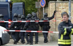 Polizisten vor dem jüdischen Friedhof in Halle (AP Photo Jens Meyer)