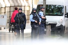 Polizisten sichern die Umgebung. (KEYSTONE/DPA/Jan Woitas)