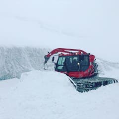 Das Pistenfahrzeug räumt auch bei schlechtem Wetter den Schnee aus dem Weg. (Bild: PD)