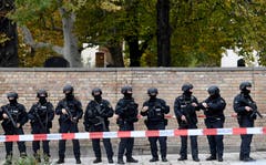 Polizisten im Einsatz (EPA/FILIP SINGER)