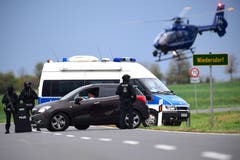 Polizeieinheiten blockieren eine Strasse in der Nähe von Wiedersdorf bei Landsberg, (Bild: EPA/CLEMENS BILAN)