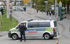 Strassen in Halle wurden von der Polizei blockiert. (AP Photo Jens Meyer)