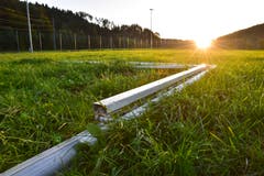 Die Tore auf dem Sportplatz Au liegen auf dem Feld. Ende Jahr wird hier wohl nichts mehr auf die kultige Anlage hindeuten.