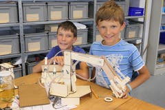 Die beiden Brüder Kacper und Igor Wojewnik aus Giswil mit ihrem selbst entworfenen hydraulischen Greifarm. (Bild: David von Moos, Alpnach Dorf, 9. Oktober 2019)