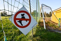 Der Zerfall hat eingesetzt: Seit über einem Jahr spielt der FC Rickenbach nicht mehr auf dem Sportplatz Au. (Bilder: Roman Scherrer)