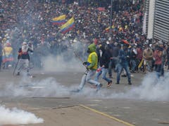 Bei Demonstrationen in Ecuador ist es am Dienstag erneut zu Ausschreitungen gekommen. (Bild: KEYSTONE/AP/FERNANDO VERGARA)