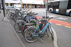 Ungeschriebenes Gesetz: Diese Fläche ist ein Veloabstellplatz. (Bild: Janick Wetterwald, 8. Oktober 2019)
