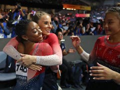 Mit ihren Teamkolleginnen gewann Simone Biles am Dienstag überlegen den WM-Titel im Team-Wettkampf (Bild: KEYSTONE/AP/MATTHIAS SCHRADER)