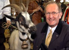 Mal kein Säuli: Bundesrat Joseph Deiss posiert an der 61. Olma mit einer Ziege. (Bild: Keystone)
