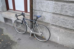 Dieses Velo ist in einer Beziehung mit dem Abflussrohr. (Bild: Janick Wetterwald, 8. Oktober 2019)