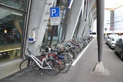 Die Velos werden am Bahnhof oft ausserhalb der Markierung abgestellt. (Bild: Janick Wetterwald, 8. Oktober 2019)