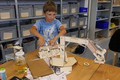 Schlussendlich soll sich durch das Betätigen der selbstentworfenen Pumpen der Roboter nämlich ganz geschmeidig und wie von Geisterhand bewegen. (Bild: David von Moos, Alpnach Dorf, 9. Oktober 2019)