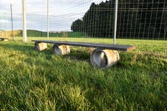 Auf diesen Bänken nahmen bei Fussballspielen die Trainer und Auswechselspieler statt. Die Bänke daneben dienten als Zuschauerplätze, waren aber laut den Richtlinien des Ostschweizer Fussballverbands eigentlich zu nahe am Spielfeld.