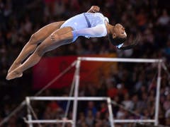 Mit ihren Schrauben und Saltis verzückt Simone Biles in Stuttgart die Turnwelt (Bild: KEYSTONE/AP DPA/MARIJAN MURAT)