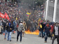 In der ecuadorianischen Hauptstadt Quito sind am Dienstag erneut zahlreiche Menschen auf die Strasse gegangen, um gegen die Politik der Regierung zu protestieren. (Bild: KEYSTONE/AP/FERNANDO VERGARA)