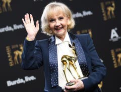 2018 - Liselotte Pulver freut sich über die Auszeichnung für ihr Lebenswerk bei der 70. Verleihung des Medienpreises Bambi in Berlin. (Bild: Jens Kalaene / Keystone)