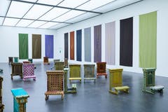 Giulia Piscitelli: "Una nuvola come tappeto", 2019, Holz, Gebetsteppich. An den Wänden: "Spica", 2011, Bleichmittel auf Seide. Alle Bilder: Jakob Ineichen (Luzern, 31. Oktober 2019)