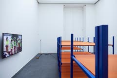 Clemens von Wedemeyer: Notbetten und Video: "Katastrophenübung", 2019.