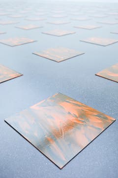 Giulia Piscitelli: "Human Resources", 2019, 150 Kunststoffplatten mit Ju Gommyflex-Lackierung.