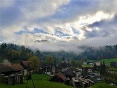 Heute Morgen konnte ich dieses wunderbare Spektakel mit Nebel, Wolken und der Sonne fotografieren. (Bild: Urs Gutfleisch, Schwarzenberg, 1. November 2019)