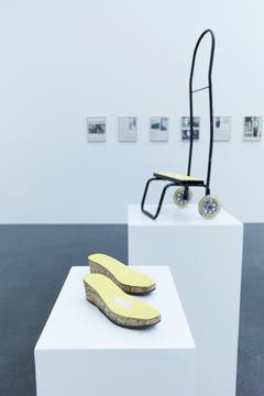 Giulia Piscitelli: "Scarpe", 2015, Korken, Papier, Schuh. "Carrello", 2015, Eisen, Plastik, Papier.
