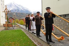Die Alphorngruppe spielt vor der Schneekulisse des Stanserhorns.