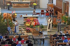 Erntedankgottesdienst in der reich geschmückten Pfarrkirche.