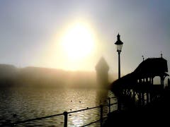 Wer da wohl gewinnt, die Sonne oder der Nebel? (Bild: Walter Buholzer, Schwanenplatz, 10. November 2019)
