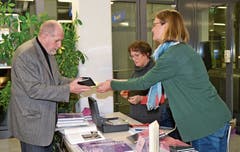 Jörg Stäheli, Autor des Beitrags «Ankunft des letzten Kaisers von Österreich in Buchs» deckt sich am Büchertisch ein.Bilder: Adi Lippuner
