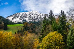Herbstpracht und weisse Gipfel! (Bild: Vinzenz Blum, Grafenort, 7. November 2019)