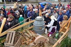 Volksapero beim Pfarreiheim nach dem Gottesdienst.