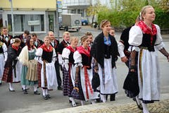Älplerchilbli 2019 in Alpnach: Einzug zum Erntedankgottesdienst in der Pfarrkirche. (Bilder Robert Hess, Alpnach, 9. November 2019)
